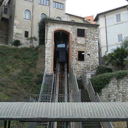 ナルニCasa Dell'Oliveto "Parcheggio Gratuito"アパートメント エクステリア 写真
